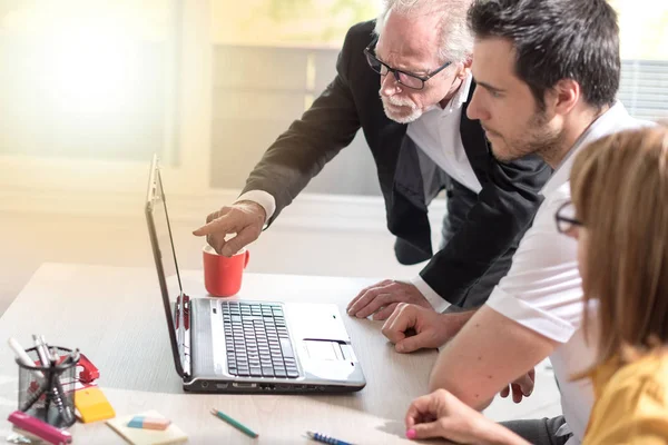 Birlikte, çalışan iş adamları ışık efekti