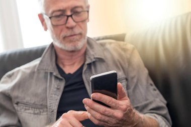 Olgun adam onun telefon, ışık efekti kullanarak