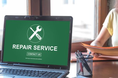 Onarım hizmeti kavramı bir laptop ekranında