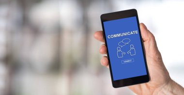 İletişim kavramı bir smartphone cep telefonu ile