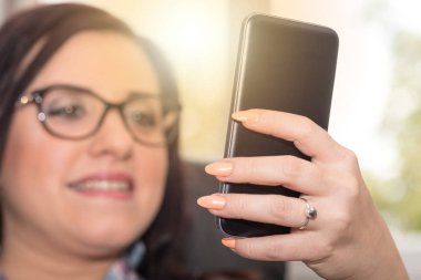 Cep telefonu, ışık efekti kullanan genç kadın