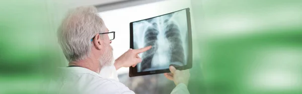 Az orvos a röntgent nézi. — Stock Fotó