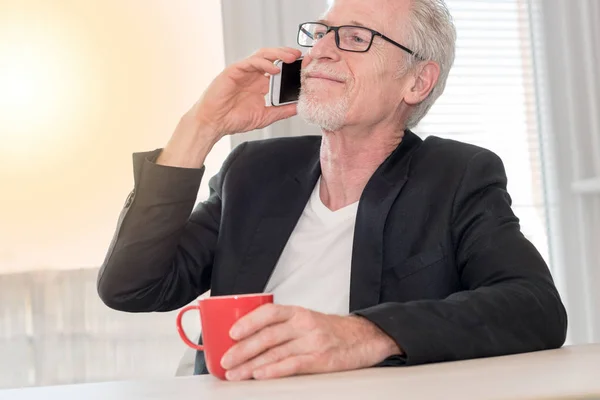 Homme âgé parlant au téléphone, effet de lumière — Photo