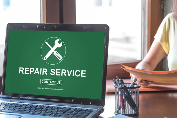 Onarım hizmeti kavramı bir laptop ekranında