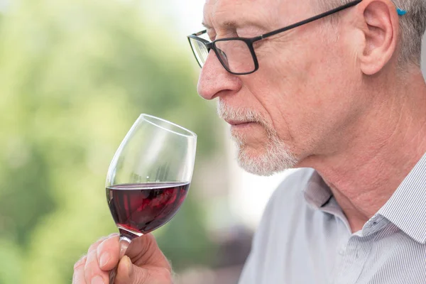 中年の男性が赤ワインを試飲 — ストック写真
