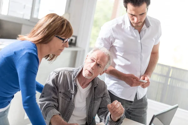 İş adamları birlikte çalışıyor.