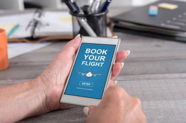 Uçuş rezervasyon kavramı bir smartphone cep telefonu ile