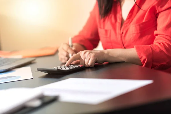 Mujer de negocios usando una calculadora, efecto de luz —  Fotos de Stock