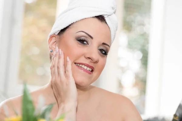 Portrait of pretty young woman in bathroom — Stock Photo, Image