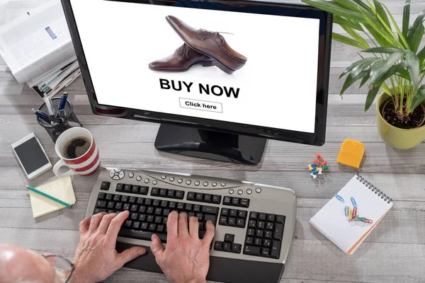 Concepto de compras en línea en un ordenador — Foto de Stock