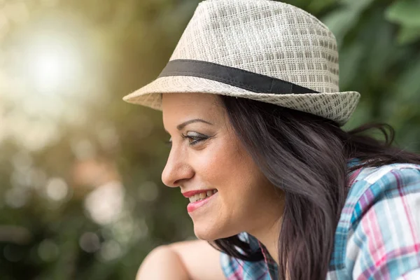 Портрет счастливой молодой женщины в парке, световой эффект — стоковое фото