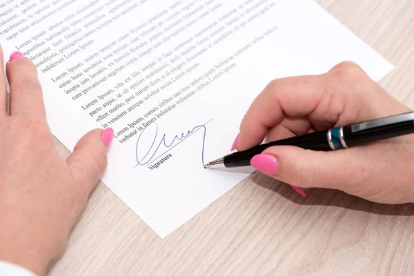 Mujer firmando un contrato —  Fotos de Stock