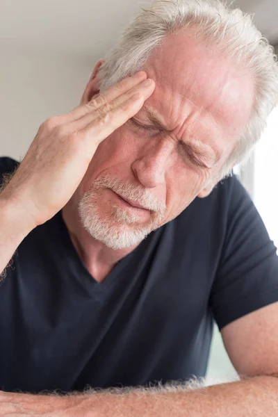 頭痛を持つ成熟した男 — ストック写真