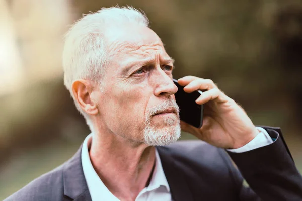 Ώριμος άντρας μιλάει στο κινητό τηλέφωνο — Φωτογραφία Αρχείου
