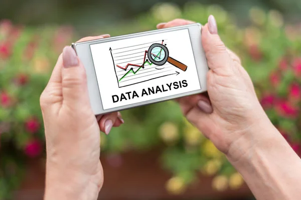 Conceito de análise de dados em um smartphone — Fotografia de Stock