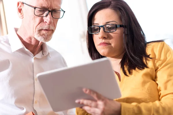 Ung affärskvinna och ledande affärsman arbetar tillsammans — Stockfoto