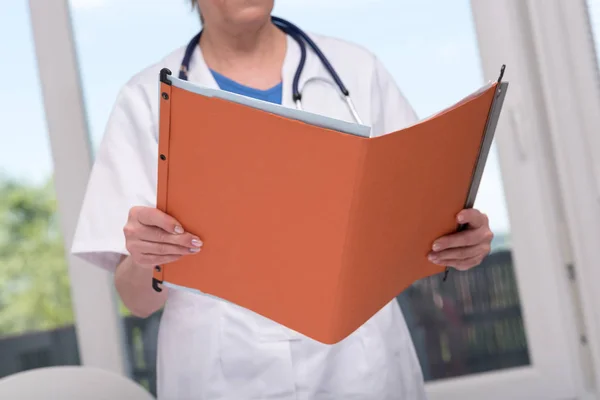 Doctora sosteniendo un archivo — Foto de Stock