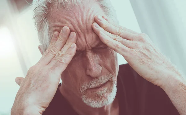 Ώριμος άνδρας, έχοντας έναν πονοκέφαλο — Φωτογραφία Αρχείου