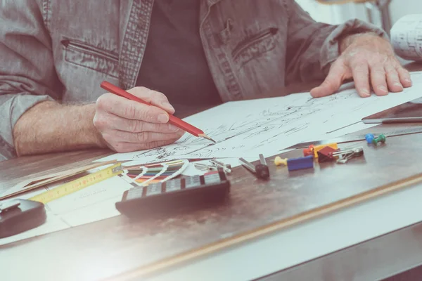 Arquitecto trabajando en planos —  Fotos de Stock