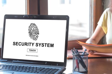 Güvenlik sistemi konsept dizüstü bilgisayar ekranında