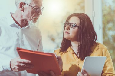 Genç iş kadını ve birlikte, lig çalışan üst düzey iş adamı