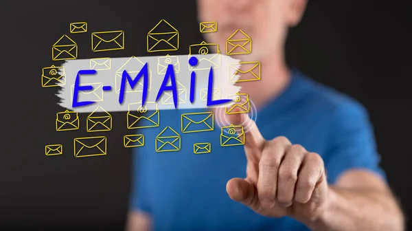 Hombre tocando un concepto de correo electrónico en una pantalla táctil —  Fotos de Stock