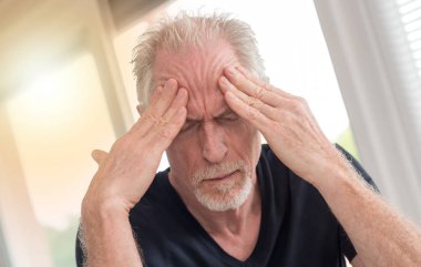 Bir baş ağrısı, hafif etkisi sahip olgun adam