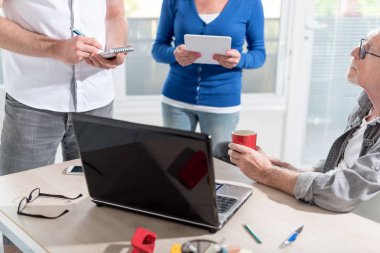 Bir iş tartışma sahip arkadaşları