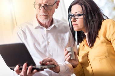 Genç iş kadını ve birlikte, lig çalışan üst düzey iş adamı