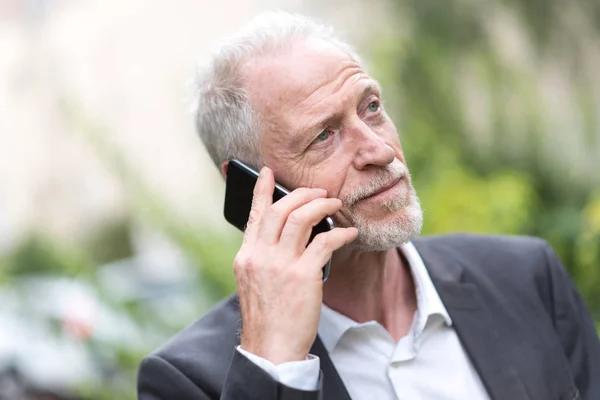 Volwassen man aan het praten op mobiele telefoon — Stockfoto