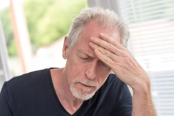 Hombre maduro con dolor de cabeza —  Fotos de Stock