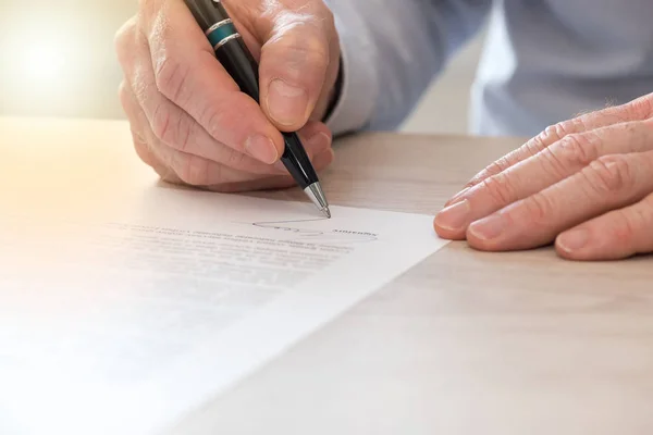 Homem assinando um contrato, efeito de luz — Fotografia de Stock
