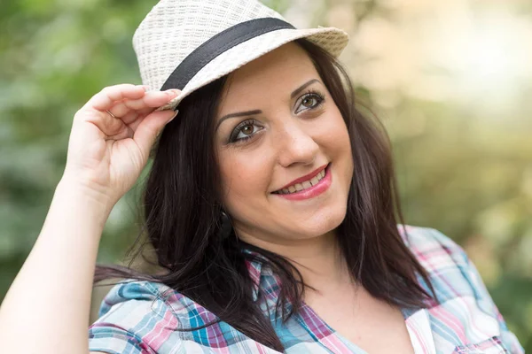 Ritratto di giovane donna felice in un parco, effetto luce — Foto Stock