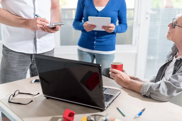 Bir iş tartışma sahip arkadaşları