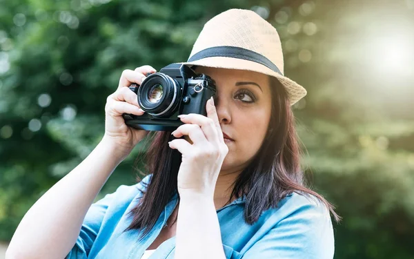 Portrait de jolie jeune femme utilisant un appareil photo, effet de lumière — Photo