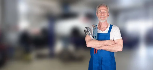 Portret samochód starszy mechanik — Zdjęcie stockowe