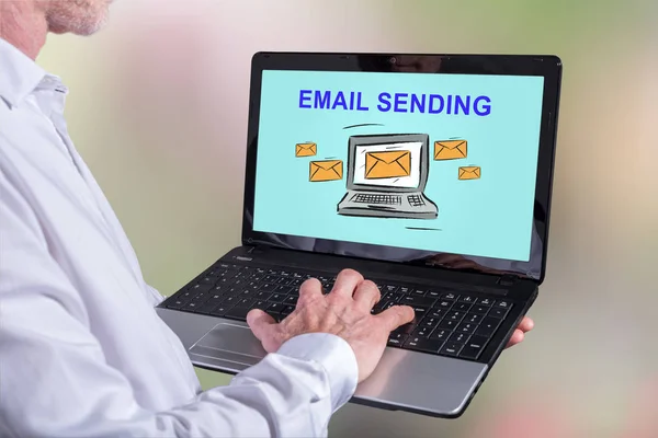 E-mail verzenden concept op een laptop — Stockfoto