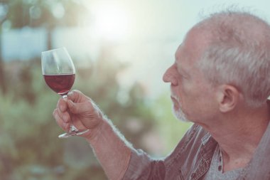 Olgun adam kırmızı şarap tadımı