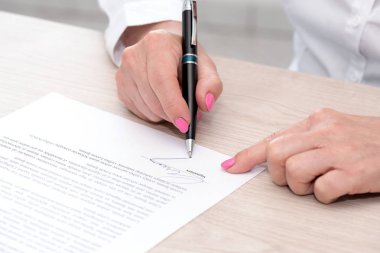 kadın bir sözleşme imzalama