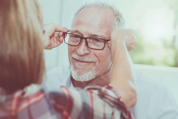 Старший чоловік тестує нові окуляри — стокове фото