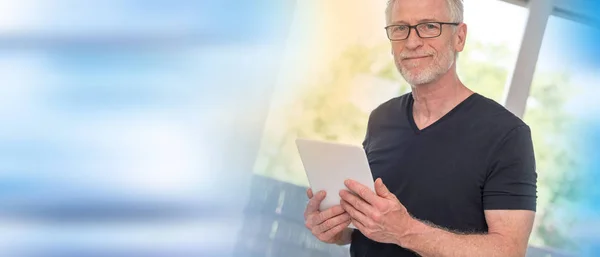 Olgun adam tutarak bir dijital tablet, ışık efekti — Stok fotoğraf