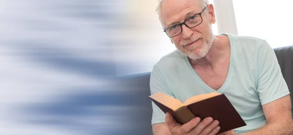 Portrait d'homme mûr lisant un livre, effet de lumière — Photo