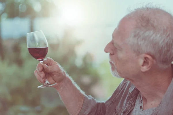 Ώριμος άνδρας, δοκιμάζοντας κόκκινο κρασί — Φωτογραφία Αρχείου