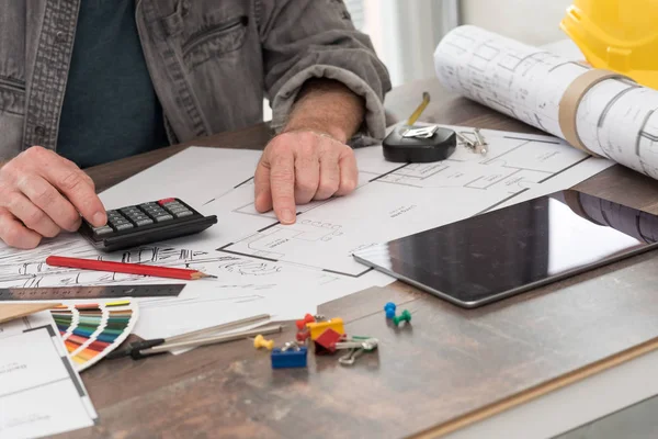 Architect werkt aan plannen — Stockfoto