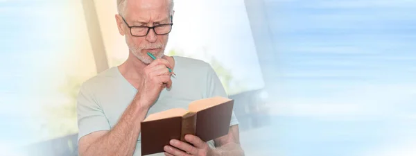 Portrait d'un homme mûr réfléchi lisant un livre, effet de lumière — Photo