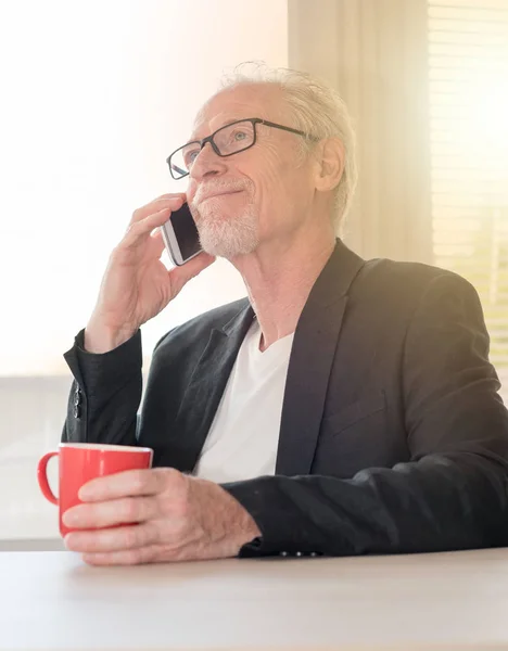 Hombre mayor hablando por teléfono, efecto de luz — Foto de Stock