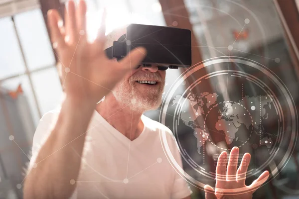 Homem usando um fone de ouvido de realidade virtual, dupla exposição, luz effe — Fotografia de Stock