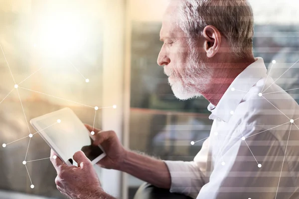 Старший бизнесмен с помощью цифрового планшета, световой эффект, наложение — стоковое фото