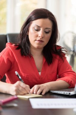 Genç işkadını belgeler üzerinde çalışma