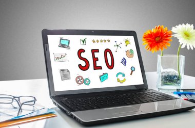 SEO kavramı bir laptop ekranında